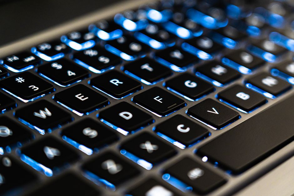 Tastatura laptopa izbliza